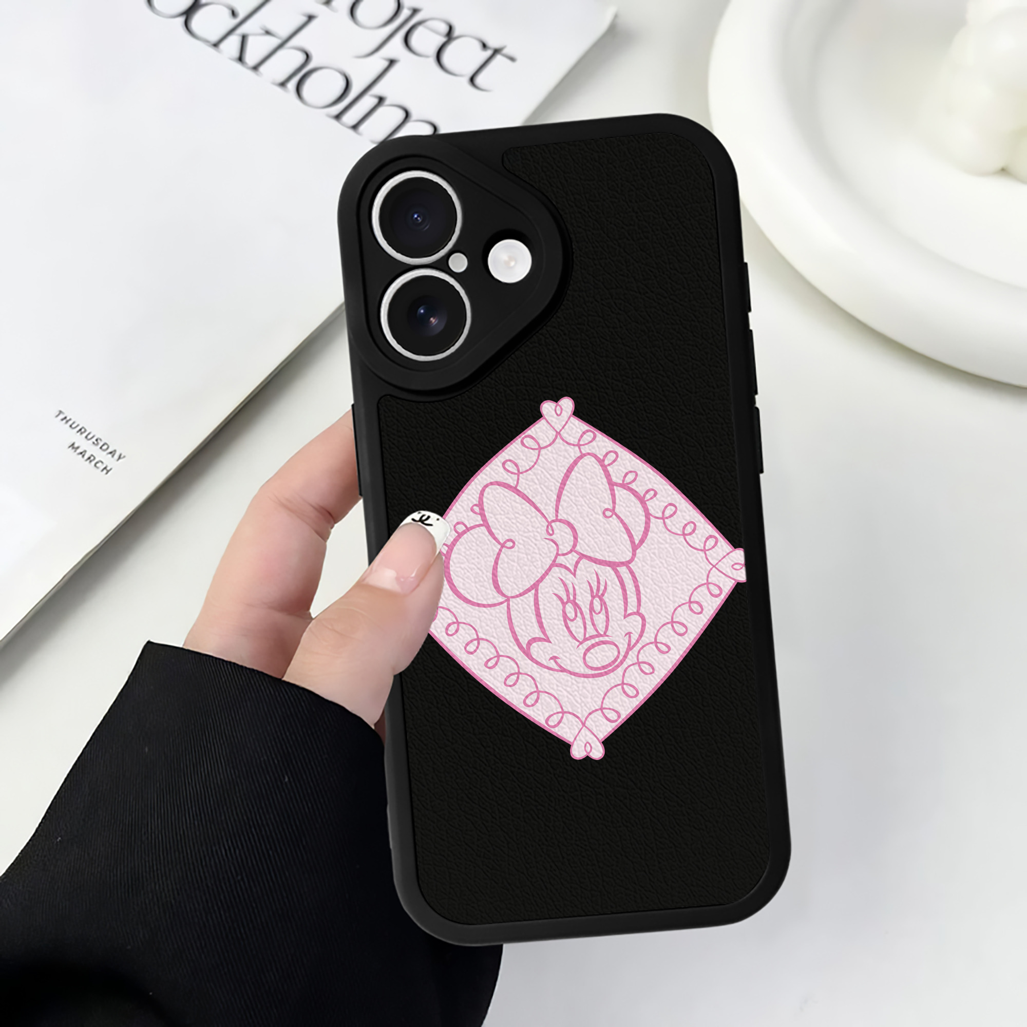 （画像用） ミッキーマウス Mickey Mouse 【iPhone 16シリーズ対応】シリコンスマホケース（レザー調） 材質：シリコン
